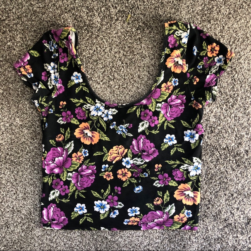 ✨2 for 10 sale✨ floral crop top